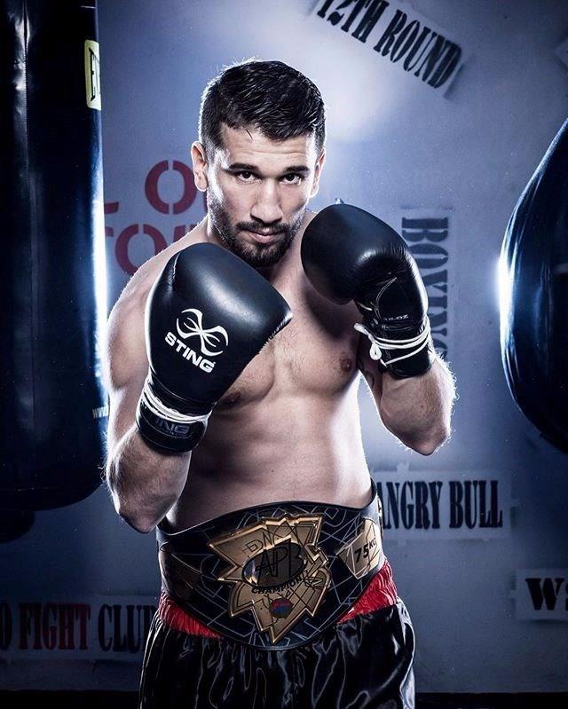 5 Mart 1986 tarihinde Ar&#8217;da doan Trk boksr Adem Kl stanbul&#8217;da bulunan Fenerbahe Boks ubesinde boks kariyerini devam ettirmektedir. 1.89 metre boyunda olan Adem Kl, kariyeri boyunca pek ok madalya kazanmtr. 2004 ylnda Dnya Boks ampiyonas&#8217;nda Trkiye adna yaran boksr gm madalya kazand. 2007 ylnda dzenlenmi olan Dnya amatr Boks ampiyonasnda da bronz madalya almaya hak kazand. 2008 ylnda Yaz Olimpiyatlar erevesinde 69 kiloda mcadele etmi olduu ngiliz boksr Billy Joe Saunders&#8217;e 14-3&#8217;lk skor ile yenildi ve Trk boksr 2008 Yaz Olimpiyatlarna veda etmi oldu.