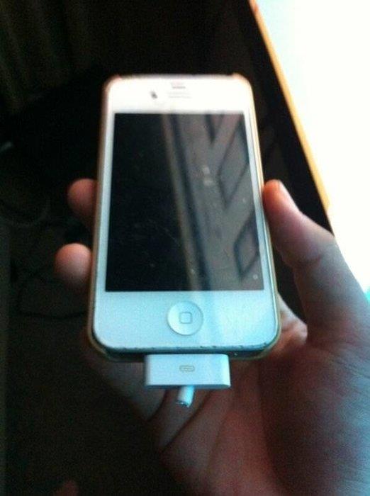 3. arj kablosunu sk bir ekilde sarmak  Hepimizin yapt bir hatadr bu. Elektronik cihazlarmzn olduka hassas olan arj kablolarn o kadar sk bir ekilde doluyoruz ki bu da kablosunun ksa bir srede kopmasna neden oluyor. Her zaman gevek bir ekilde sarmakta fayda vardr.