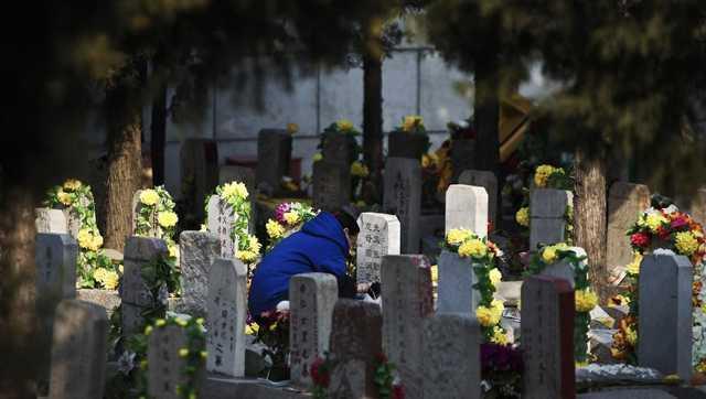 MEZAR   Amerikal iadam, inliyle alay ederek sormu; ?Mezarlarnza koyduunuz pirinleri, lleriniz ne zaman yiyecek?? inli, ban kaldrmadan cevap vermi; ?Sizin lleriniz, koyduunuz iekleri koklad zaman.?