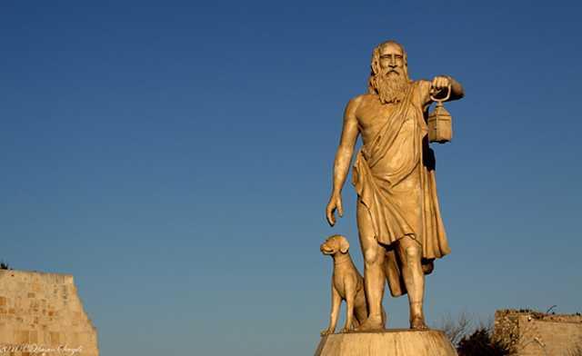 kisinden biri kenara ekilmedike gemek mmkn deildir. Marur zengin, hor grd filozofa; ?Ben bir serserinin nnden kenara ekilmem? der. Bu szn zerine Diyojen, kenara ekilerek gayet sakin bir ekilde; ?Ben ekilirim.? der.