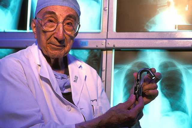 Bunun zerine Dr. Bakey tamircinin kulana eilmi ve yle demi; ?Bunlarn hepsini motor alyorken yapmay denesene!?