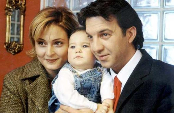 Kaan Girgin, 2000'li yllarn banda TRT'de ekrana gelen 'Dikkat Bebek Var' dizisinde Ceyda Dvenci ile kamera karsna geti. Barol paylaan iki oyuncu arasndaki iliki ksa srede aka dnt ve Kaan Girgin, kendisinden 10 ya kk olan Ceyda Dvenci ile ikinci kez nikah masasna oturdu. iftin mutsuz giden evlilii 2002 ylnda resmi olarak bitti.