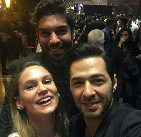 Film oyuncularnn yan sra sanat, sosyete ve i dnyasnn nde gelen isimleri de geceye boy gsterdi.