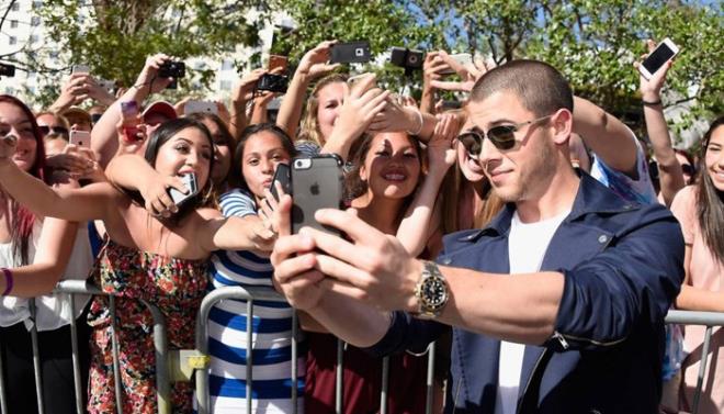 Nick Jonas  2016 Billboard Mzik dlleri'nde hayranlaryla