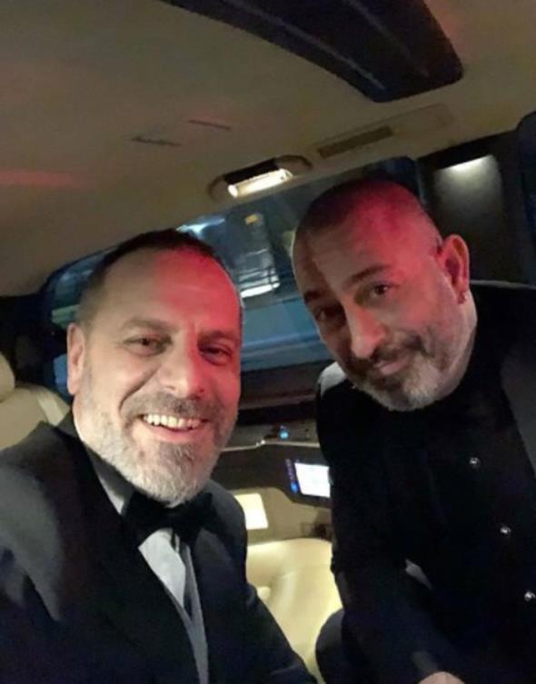 Moda, sinema ve televizyon dnyasnn tannm isimleri de gittikleri her yerde fotoraflansalar, hatta bundan sklsalar da selfie ekmeyi seviyorlar. Bu isimlernden biri olan Jennifer Lopez son selfie'si ise filtre tartmcalarna neden oldu. te nl isimlerin selfie'lerindan bazlar...