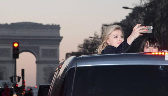 Chlo Moretz    Arkadayla Paris gezisinde