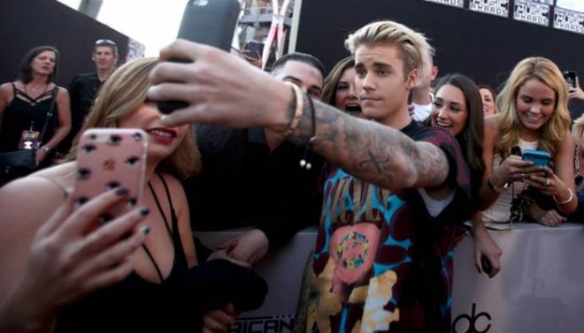 Justin Bieber    2015 Amerikan Mzik dlleri'nde hayranlaryla