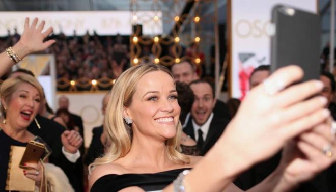 Reese Witherspoon     87. Oscar dl Treni'nde hayranlaryla
