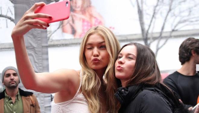 Gigi Hadid    Sports Illustrated Swim City Fan Festival'da hayranlaryla