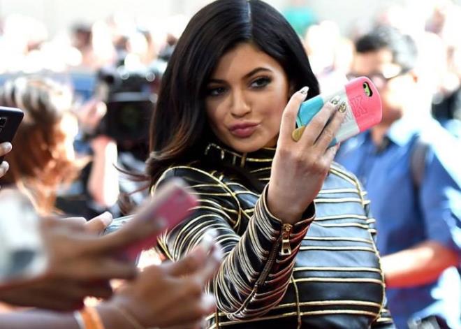 2015 Billboard Mzik dlleri'nde hayranlaryla