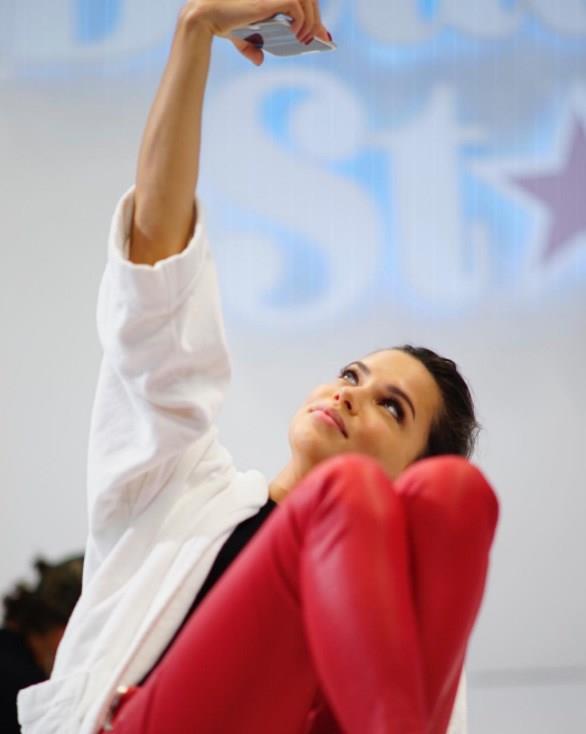 Yazar Metin Hara ile birliktelii ok ses getiren dnyaca nl Victoria&#8217;s Secret melei Adriana Lima'dan, American Beauty Star (Amerikan Gzellik Yldz) ncesi selfie.
