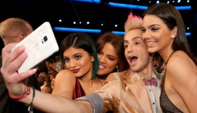 Kylie Jenner, Khlo Kardashian, Frankie J. Grande ve Kendall Jenner     2014 Amerikan Mzik dlleri