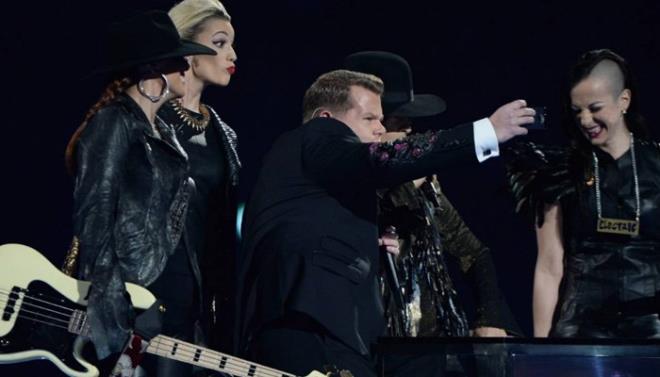 James Corden    Brit dlleri 2014'te Prince'le birlikte sahnede