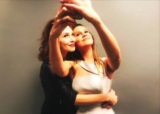 Farah Zeynep Abdullah rol ald ArifV2162nn galasnda Elin Sangu&#8217;yla bulutu.  <br>  'yle Bir Geer Zaman Ki' dizisinde beraber oynayan 28 yandaki Zeynep Abdullah ile Sangu galada beraber selfie de ekti. Bu kareyi sosyal medyada "Seneler sonra" notuyla yaynlayan Zeynep Abdullah&#8217;n paylam sosyal medyada byk yank buldu.