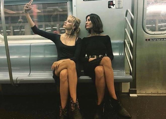nl model Didem Soydan metroya bindi. Soyda Instagram hesabndan oyuncu arkada Selin Trkmen ile birlikte metroda selfie ekerken fotoraf Instagram sayfasna ykledi.