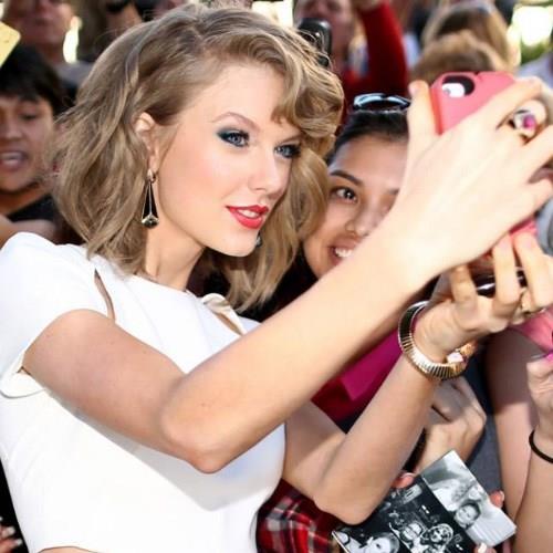 Taylor Swift      49. Country Music dlleri'nde hayranlaryla