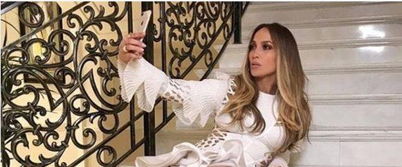 ABD'li yldz Jennifer Lopez, sevgilisi Alex Rodriguez'in 13 yandaki kznn doum gn partisine katld. Dubai'de gerekleen ya gn partisi iin cesur bir kyafet tercih eden Jennifer Lopez, kald otel odasnn merdivenlerinde selfie ekmeyi de ihmal etmedi. Instagram'da kimi takipileri 48 yandaki arkcnn formda grntsn srekli olarak dans etmesine balarken, kimileri de filtrelere bavurduunu savundu. Lopez'in paylam 1.8 milyondan fazla beeni ald.