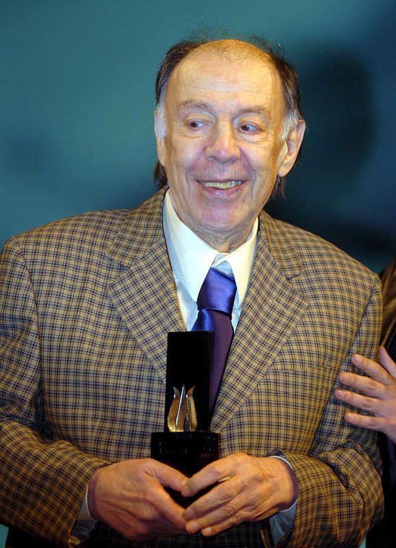 zel hayatnda da inili kl bir seyir izleyerek drt evlilik gerekletirmitir. lk evliliini adan Hanm'la yapan zkul, ksa sren bu birlikteliin ardndan Suna Selen ile hayatn birletirmi ve bu evlilikten Gner adnda bir kz olmutur. Kzlar sekiz yandayken, ift boanma karar almtr.    Sonrasnda zkul, Tophaneli rmcek Yaar lakabyla anlan Yaar Hanm'la nc evliliini gerekletirmi; ancak bu da uzun srmemitir. Son olarak, halen yaamn birlikte srdrd adan Hanm ile evlenmitir.