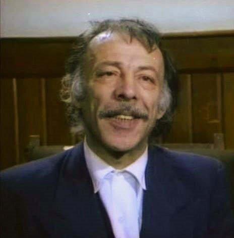 Kk Sahne, gen oyuncunun kariyerinin ykseliinde bir dnm noktas oldu. nk, ilk defa nemli bir oyunda rol alma ans dodu. Sadri Alk, Nevin Akkaya, kran Gngr ve Cahit Irgat gibi gl oyuncularla, ynetmenliini Muhsin Erturul'un yapt ve Steinback'in ayn adl romanndan tiyatroya uyarlanan "Fareler ve nsanlar"da oynad. Yetenei Musin Erturul'un gznden kamayan zkul, Kk Sahne'de ayrca, "Yar", "Onikinci Gece", "Aadan Yukar" ve "Kark " gibi baarl oyunlarda da yer ald.