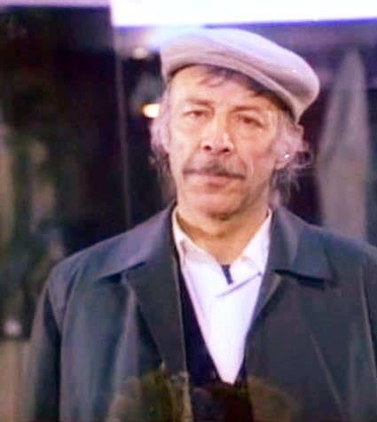 O zamana kadar yaamn srdrd ve ainas olduu Bakrky'de bulunan Halkevi'nde oyunculua adm att. lk amatr sahne deneyimlerini burada gerekletiren zkul, stanbul Devlet Tiyatrosu'nda bir sre oynadktan sonra Ankara Devlet Tiyatrosu'na geti. Ardndan da, stanbul ehir Tiyatrosu'nda profesyonel oyunculuk kariyerine devam etmeye balad ve artk bamsz alabilecek dzeye geldiine kanaat getirerek, zel sektre gei yaparak Ses Tiyatrosu'nda sergilenen oyunlarda rol almaya balad. Ancak buradaki almas uzun soluklu olamad ve hemen ardndan yien zel bir tiyatro olan Kk Sahne'ye geti.