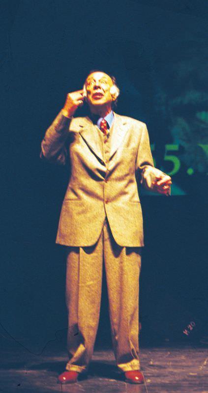 Ayn yl, stanbul Atatrk Kltr Merkezi'nde dzenlenen trenle, jbilesini yaparak tiyatro sahnelerine veda etti. Yaam boyunca pekok tiyatro ve sinema yapmnda emei gemesine ramen, zaman zaman ciddi maddi zorluklar iine girmi olan zkul'a, bu geceden elde edilen gelirle bir ev alnd.