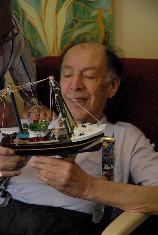 Yine 1996 ylnda, Veli elik'in ynetmenliinde ekilen televizyon filmi "Ay Inda Sakldr"da, Aydan ener ve Toprak Sergen'le birlikte yer ald. Ardndan, 1998 ylnda, Hamdi Alkan'n "Reyting Hamdi" adl televizyon elence programnda, ksa bir sre iin Yarmagl tiplemesinin dedesi roln canlandrd. Usta oyuncunun son kez beyaz perdede grnd sinema yapm ise, 2000 ylnda Serdar Akar tarafndan ekilen "Dar Alanda Ksa Paslamalar" oldu.