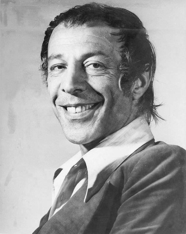 Yabanc sinemann tipik karakterlerinden etkilenen Trk sinemasnda, Burhan Felek tarafndan Lorel-Hardi ikilisinin kendi kltrmze uyarlanmasyla dnt Edi-Bd ikilisinin 1952 ylnda sinemaya aktarlm versiyonu olan "Edi ile Bd Tiyatrocu" ve "Edi ile Bd" filmlerinde Vasfi Rza Zobu ile birlikte rol alan zkul, artk sinema evrelerinde adn duyurmaya, halktan byk ilgi grmeye balamt. lk yllarnda genellikle pek Film yapmlarnda yer alan oyuncu, ou zaman komedi tr filmlerde rol ald ve zellikle mimikleriyle, samimi tavrlaryla halk tarafndan ksa srede benimsendi. Ancak asl baarsn Arzu Film yapmlaryla yakalad.