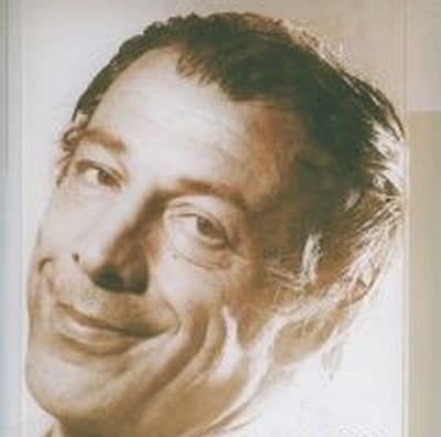 Mnir zkul kimdir ?<br> 15 Austos 1925 tarihinde stanbul'un Bakrky semtinde, eski Osmanl paalarndan birinin torunu olarak dnyaya geldi. Kk yalarda tiyatroya merak salm olan zkul, stanbul Erkek Lisesi'ndeki eitiminin ardndan oyuncu olmaya karar vererek gzn sahnelere dikti.