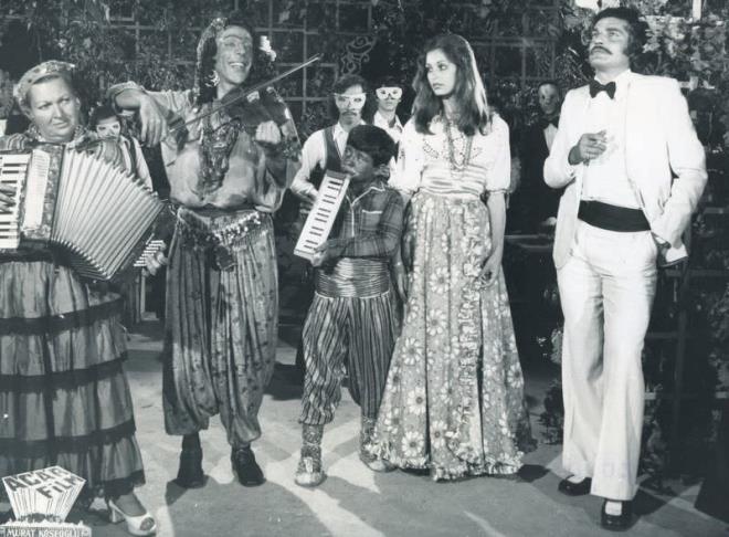 50'li yllarn balarnda, ilk olarak beyaz perdenin siyah-beyaz karelerinde kk rollerle karmza kan zkul, ilk defa 1950 ylnda, senaryosu hsan Koza ile Nazm Hikmet tarafndan yazlan ve Vedat Ar'n ynetmenliinde ekilen "nc Selim'in Gzdesi" adl bir pek Film yapmnda yer ald. Hemen ardndan, 1951'de, yine birer pek Film yapm olan "Yavuz Sultan Selim ve Yenieri Hasan" ile "Lale Devri"nde yardmc oyuncu olarak kamera karsna geen zkul, ayn yl, Muhsin Erturul'un ynetmenliinde ekilen "Evli mi Bekar m" ve Baha Gelenbevi'nin ynettii "Barbaros Hayrettin Paa" adl filmlerde barol oynad.