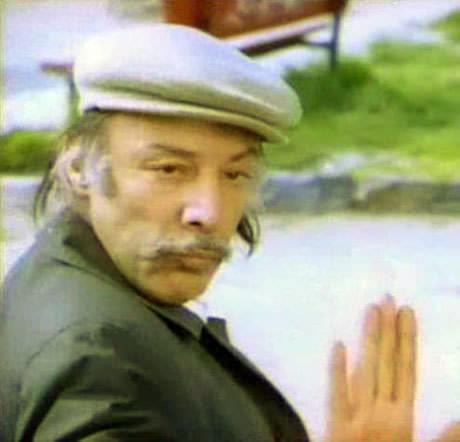 Sinema almalarnn yan sra, gnl verdii tiyatro sahnelerini de brakmayan zkul, 1957 ylnda Devlet Tiyatrolar'nn ynetmenliine getirildi. Sanat kariyerinde adeta bir atlm olarak deerlendirilebilecek bu gelimenin ardndan, Kk Sahne'yi terk etmek zorunda kald. Bu durum, sanatnn profesyonel oyunculua adm att Kk Sahne'nin, ustasn kaybetmesiyle birlikte daha fazla tutunamayarak dalmasna neden oldu.