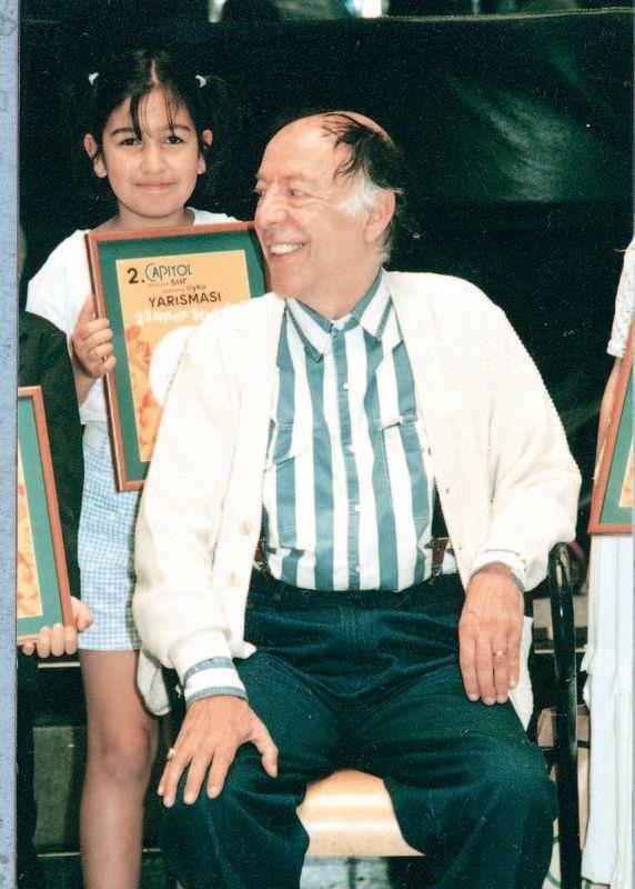 Mankenlik ve CNN Trk'te televizyon programcl yapan kz Gner zkul'un giriimiyle, 2005 ylnda, sanaty birok ynden ele alan ve yaamnn bir dnemine farkl ekillerde tanklk etmi kiilerin kaleme ald yazlardan derlenmi, "Aktr Dediin Nedir Ki? / Mnir zkul Kitab" adl bir kitap yaymlanmtr. 1998 ylnda, T.C. Kltr Bakanl, Mnir zkul'a Devlet Sanats nvann vermitir.