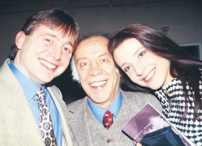 1995 ylnda, Kemal Sunal'la birlikte, "aban ile irin" adl filmde yer ald. 90'l yllarn ikinci yarsnda, bilhassa zel televizyon kanallarnn says art gsterdike, Yeilam'a olan rabet azalm; televizyon ekranlarna ynelik almalar; zellikle de dizi yapmlar n plana kmt. Ancak bu furyadan kendini uzak tutan zkul, 1996'da, izleyiciden byk ilgi gren ve senaryosu Kandemir Konduk tarafndan yazlan "Ana Kuzusu" adl dizide Perihan Sava ve Ayen Gruda ile birlikte rol ald.