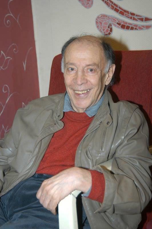 Sanat yaam boyunca 400'e yakn sinema filminde ve saysn kendisinin bile tam olarak bilmedii sayda tiyatro oyununda rol alan Mnir zkul adna, 26 Mart 2005 tarihinde stanbul Beylikdz Academia Center ierisinde "Mnir zkul Sahnesi" almtr.