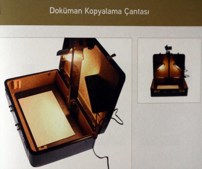 Sekide tekilatn kurulu belgelerinden mhrl zarflarna, Osmanl Trkesi kullanlm kriptolu yazmalardan "Arabistanl Lawrence" olarak bilinen ngiliz ajan Thomas Edward Lawrence hakknda hazrlanan rapora, gizli mikrofon tesisatndan ele geirilen gizli dinleme tesisatna, ayakkab ierisine yerletirilen gizli telsizden sigara paketi grnml telsiz vericiye kadar birok fotorafa yer verildi.