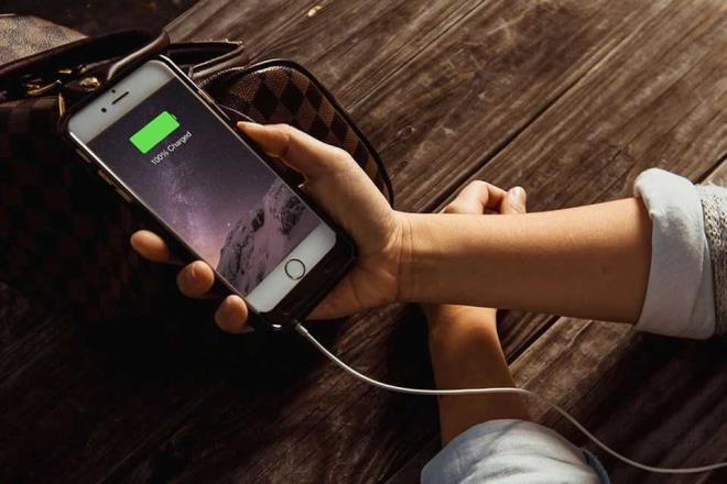 Reddit kullanclar da uzun sreli kullanm sonras arj kapasitesi den iPhone'larn yavaladn belirtmiti.