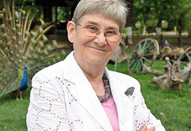 Ciltte oluan atlaklar yok ederek parlaklk kazandrr. Protein kaynadr. Baklk sisteminin yksek bir ekilde korunmasn salar.