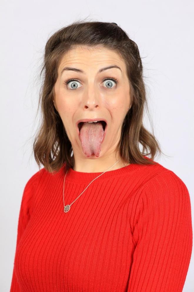 Burun yoluyla nefes aln, yumruk yapn ve yznz skn. Azdan nefes verin, dil karn ve elleri an.  kez tekrarlayn.