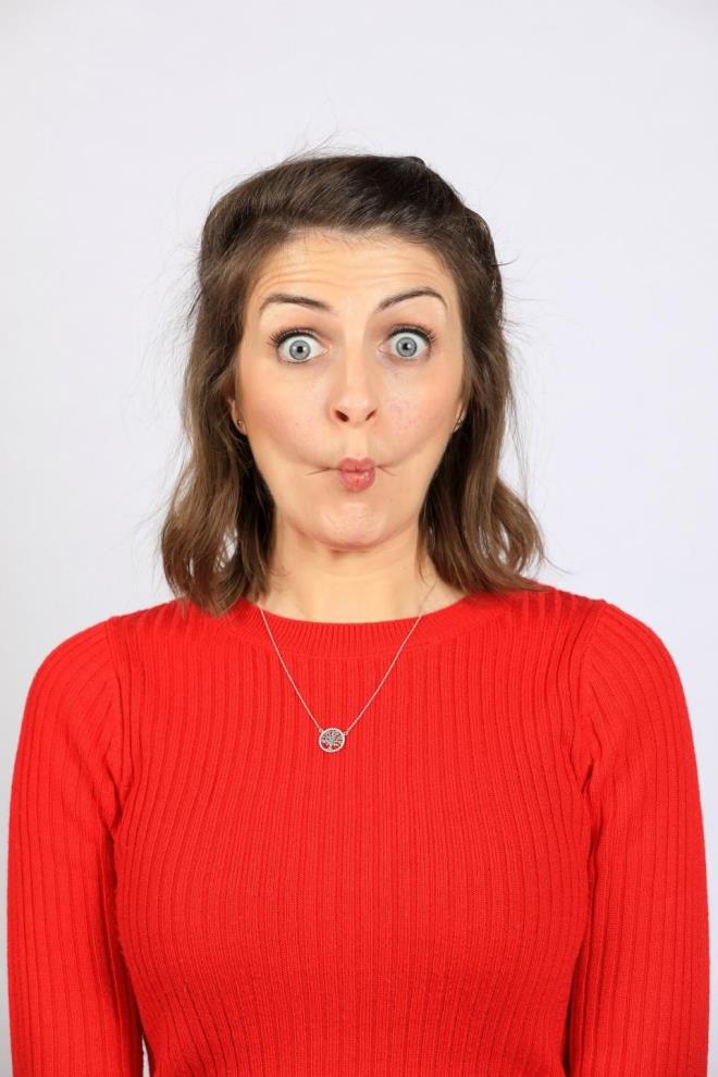 Glmseyerek ve yanaklarn yz boluklarna sokarak - yani balk surat yaparak - yanak ve dudaklar toplayn. Be kez tekrarlayn.