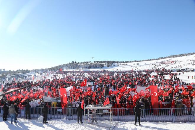 Dualar eliinde balayan 4 buuk kilometrelik yry 1 buuk saatte yukar Sarkam ehitlii'nde sona erdi.