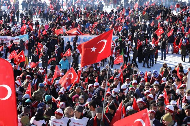 Trende yaplmas planlanan Solo Trk gsteri uuu, kalkn yaplaca Erzurum'daki youn sis nedeniyle iptal oldu.