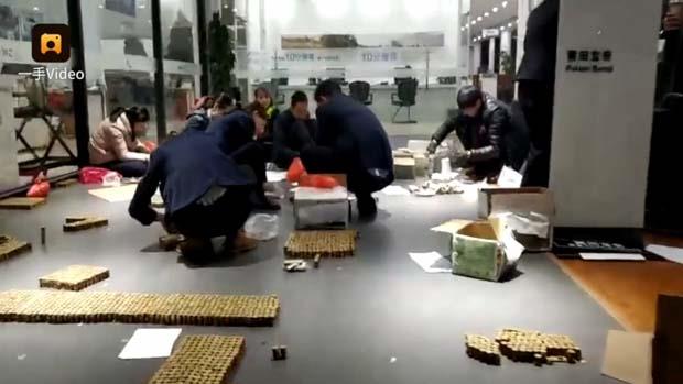 Gn ierisinde artan tm bozuk paralar bir alanda biriktirerek elde ettii varl arabasnn peinat olarak kullanmak istemeside otomobil yetkilileri tarafndan garip ama mantkl bulunmas zerine ilgin bir olay meydana geldi.