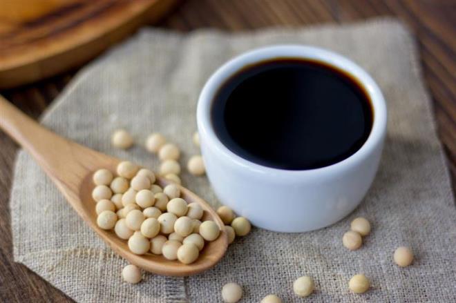 Soya sosu sodyum ve tuz bakmndan olduka zengin. Kanda bu miktarn artmasna 'hypernatremia' denir. Bu durumda, kan dolamndaki younluu azaltmak iin beyin dahil vcudun her yerinden su ekilir. Beyin kendi suyunu kaybettiinde klr ve kanamaya balar.