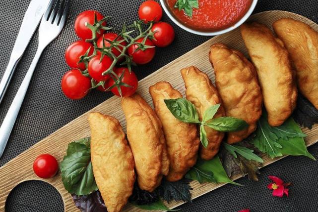 Pirozhki <br>    Bizdeki i brei andran pirozhki Rusya'nn en sevilen aperatiflerinden biri. Sadece sokaklarda satlmakla kalmayp Rus kadnlarn da yapmay en sevdii yiyecek...