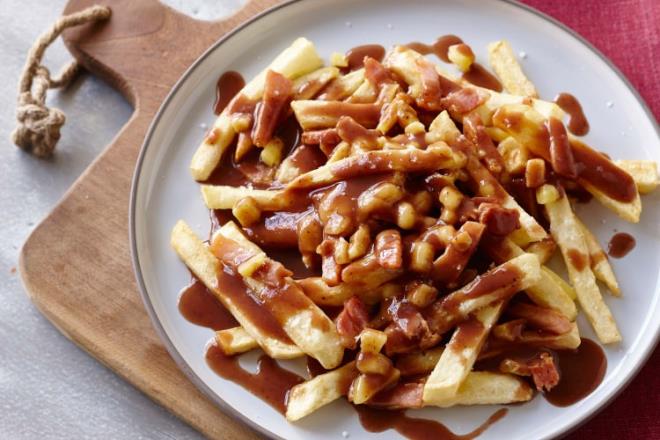 Poutine  <br>  Salal sos, peynir ve patates kzartmasnn bir araya getiren Poutine, Kanadal sokak satclarnn en ok sattklar yemeklerden biri...