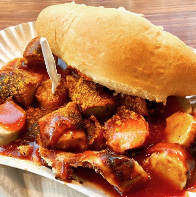 Currywurst  <br>  Berlin'de 1949 ylnda kefedilen Currywurst zel hazrlanm krili ketap ve sosislerin birlemesi sonucu oluan farkl ve lezzetli bir sokak yemei...