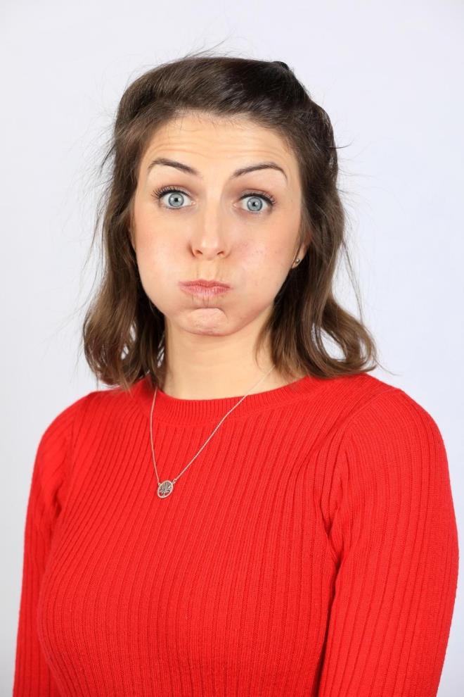 Yanaklara kendilerini iirerek ve nefesiniz tkenene kadar yanaktan yanaa havay aktararak tutun.  kez tekrarlayn.