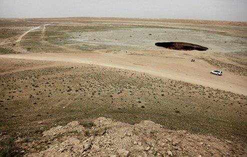 350 bin km karelik alan�yla dev bir ��l olan Karakum'da g�renleri korkutan, devasa bir delik yer al�yor.