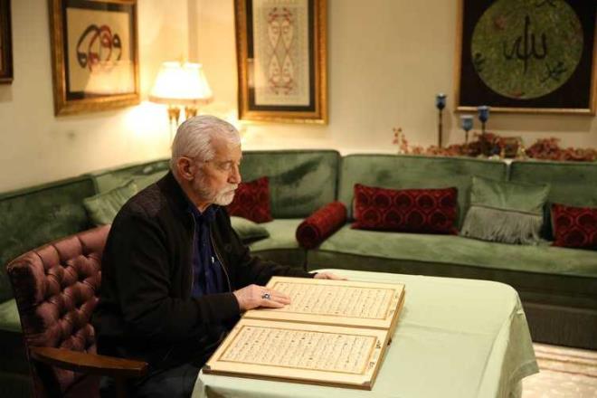 Emeklilik sonras sanatn gelitirmek iin atlye atn aktaran Erbr, ilk rencisinin ise yapt tabloyu satn almak isteyen bir ziyaretisi olduunu ve bugne kadar 350'den fazla talebesine ahap yakma sanatn rettiini syledi.