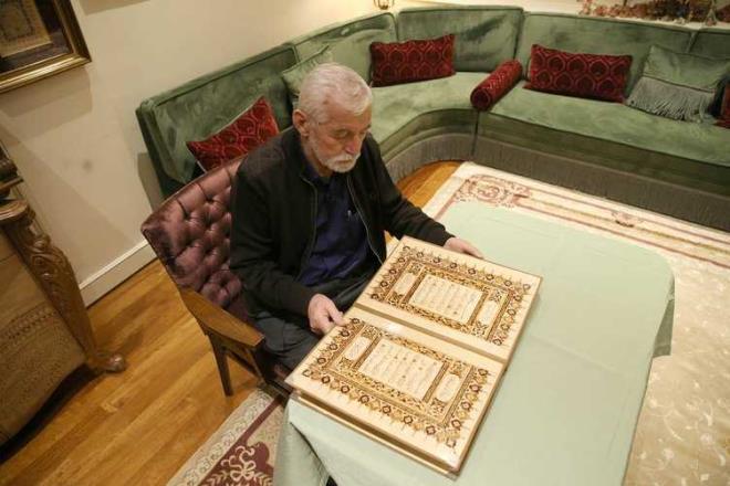 Sanat okulu elektrik blm retmeni olan aabeyinin resme olan ilgi ve yetenei sebebiyle kendisine ahap yakmaya yarayan havya cihaz hediye ettiini belirten Erbr, "Memleketten getirdiim havyay alp bir kenar attm. Birka yl sonra nasl olduysa elime geti; 'Bir deneyeyim.' dedim. ocukken resim yapmay severdim. Ufak bir ahap parasn alp bir eyler izdim ve bu houma gitti. Akamlar iten gelince televizyon izlemedim, 2-3 saat bununla megul oldum. Etrafmdan da vgler gelince iyice motive oldum ve yava yava gelitirdim. Benim hocam, ustam yok, kendi kendime rendim." eklinde konutu.