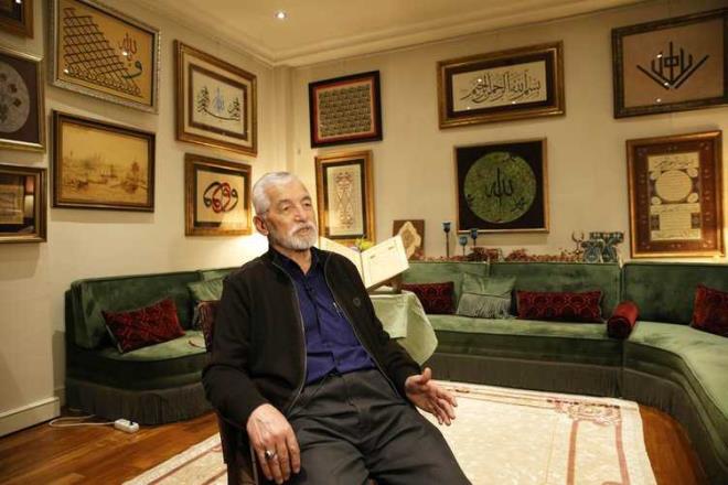 Bugne kadar ok sayda resim, gravr, hat almas yaptn dile getiren Erbr, unlar kaydetti: "Acaba bir topluma hitap edebilecek ne yapabilirim diye dnyordum. Amasya'da yaayan bir talebem vesilesiyle bu fikir zihnimde canland. En rahat okunabilir Kur'an hatt olan Hafz Osman'n almasn rnek alp A-3 ebatnda byttm. Ona gre de 3 milimetrelik hu aac kestirdim. 2015'te baladm ve 2017'nin nc aynda tamamladm. Bunu yaparken talebelerim de kopyasn karmada bana destek verdi. Ancak havya ile yalnz ben yaktm. Bu Kur'an- Kerim'i, amlca Camisi'nin altnda oluturulacak olan Kur'an Mzesi'ne hediye edeceim."